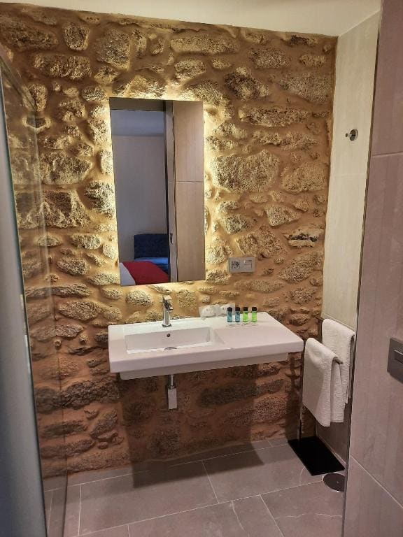 Double Room with Balcony room - Image 3