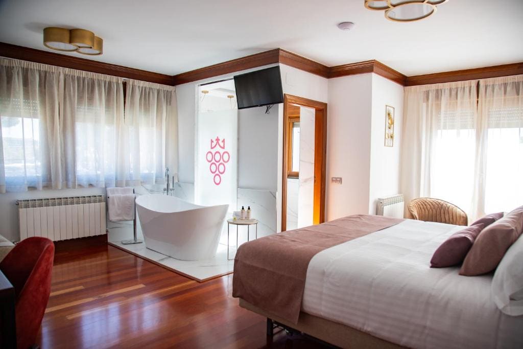Deluxe Suite with Spa Bath room - Image 1