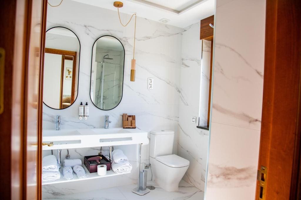 Deluxe Suite with Spa Bath room - Image 3