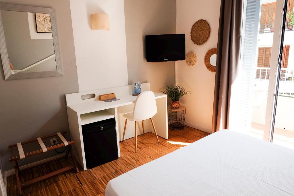 Double or Twin Room with Balcony room - Image 3
