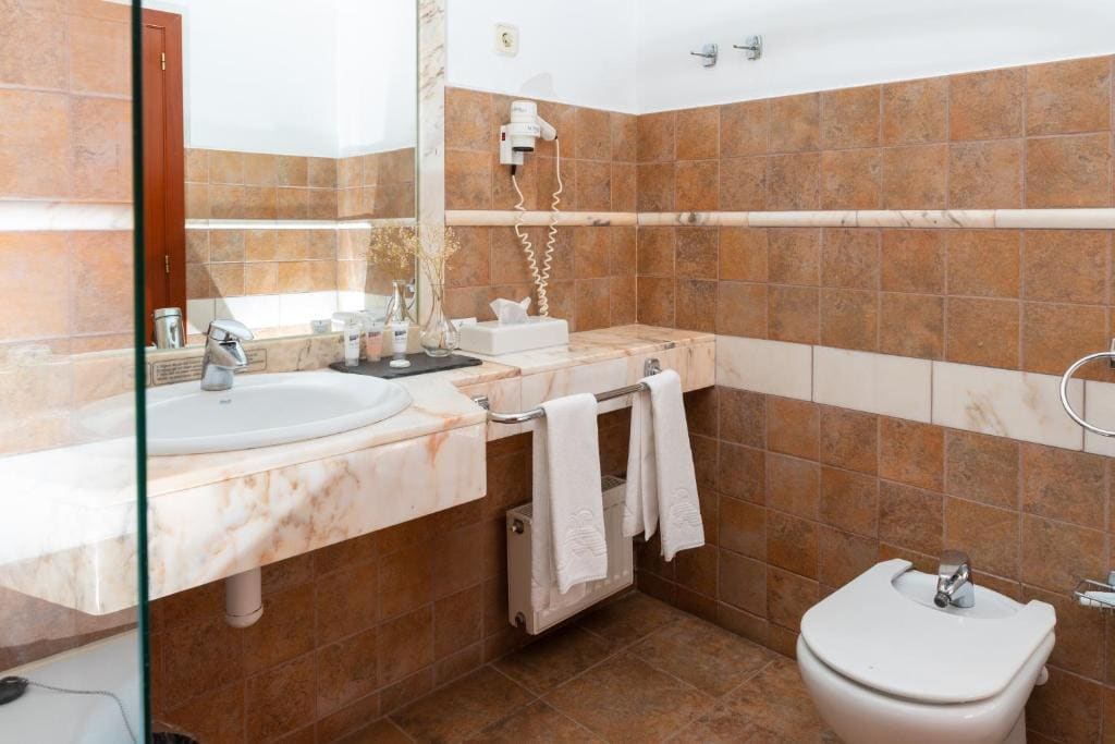 Deluxe Double or Twin Room with Balcony room - Image 2
