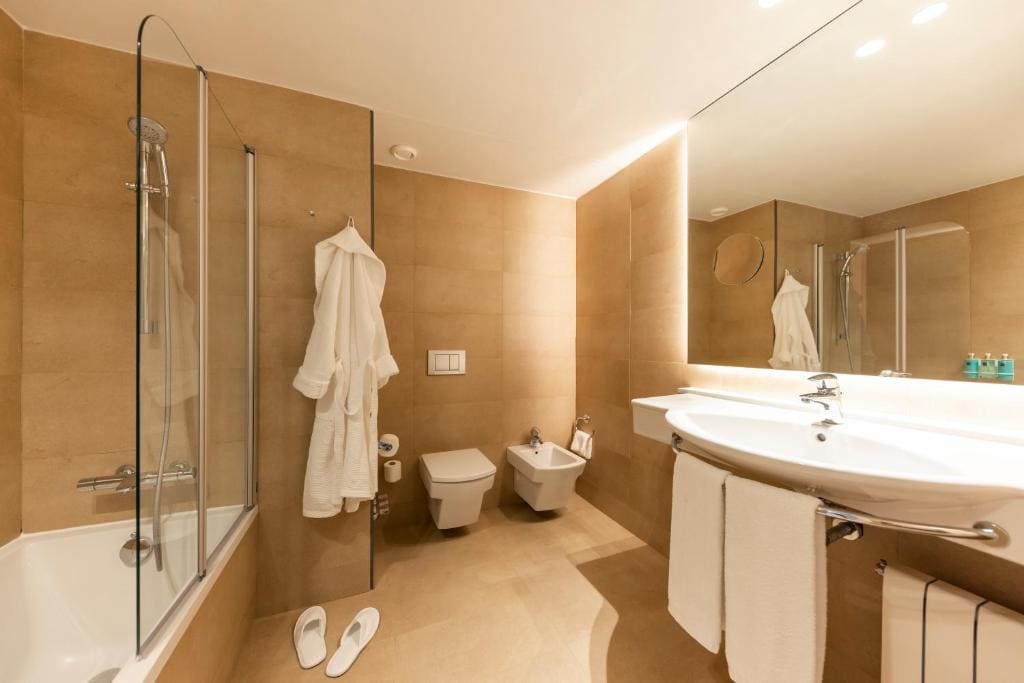 Superior Twin Room with Sea View room - Image 3