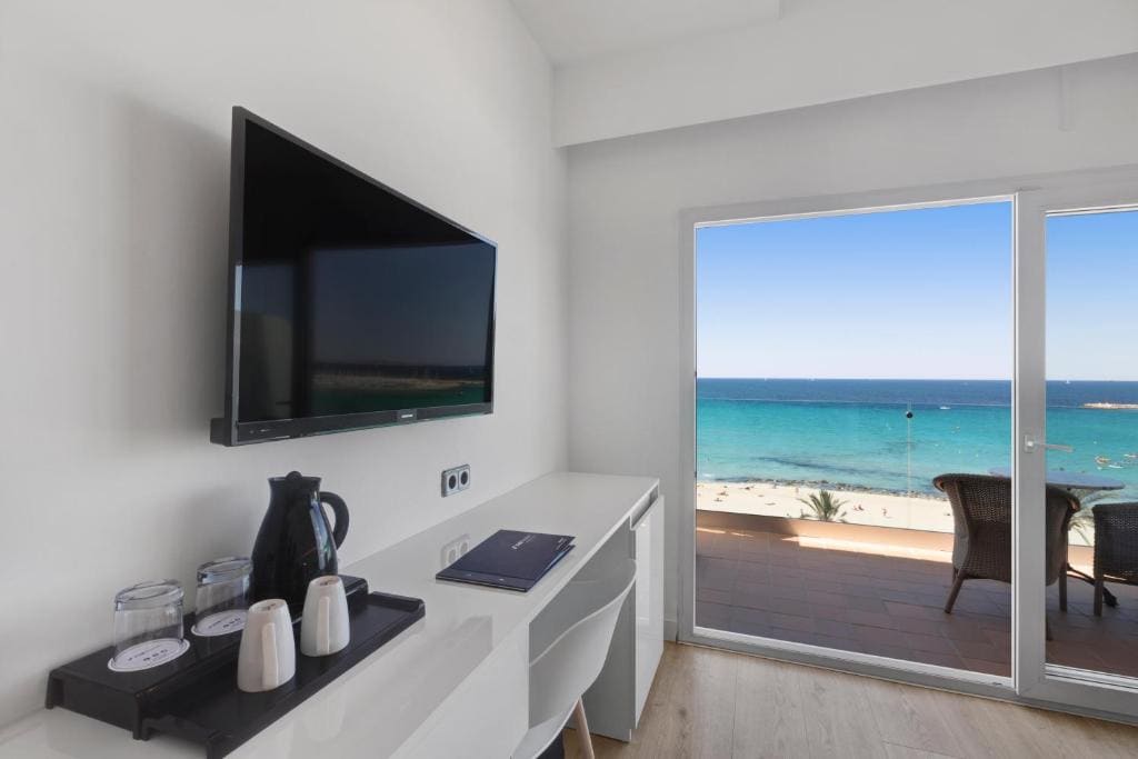 Superior Twin Room with Sea View room - Image 3