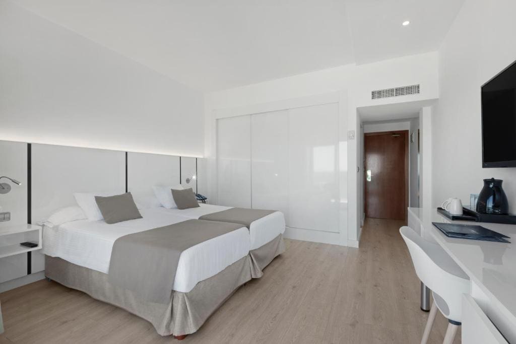 Superior Twin Room with Sea View room - Image 1