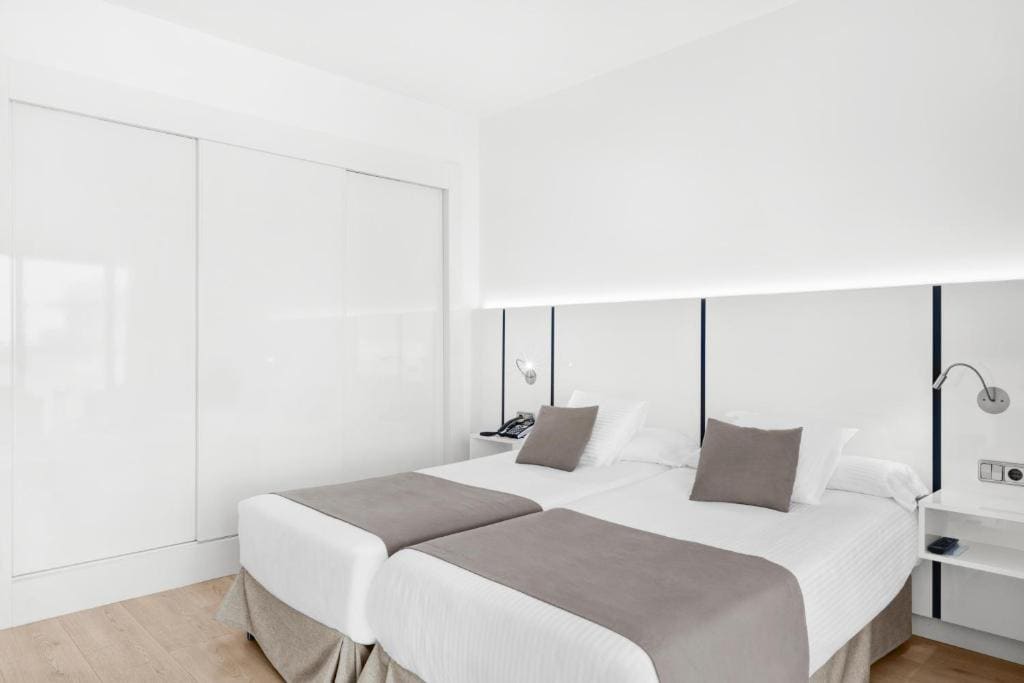 Superior Twin Room room - Image 1