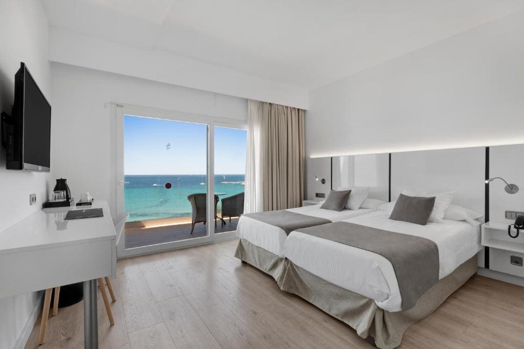 Superior Twin Room with Sea View room - Image 2