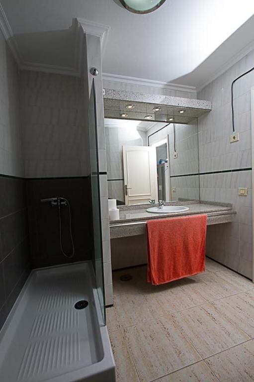 Twin Room with Shared Bathroom room - Image 2