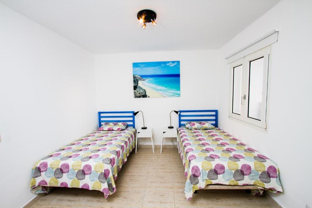 Twin Room with Shared Bathroom room - Image 3