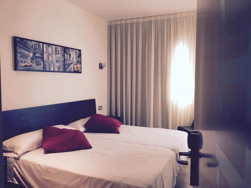 Deluxe Twin Room room - Image 1