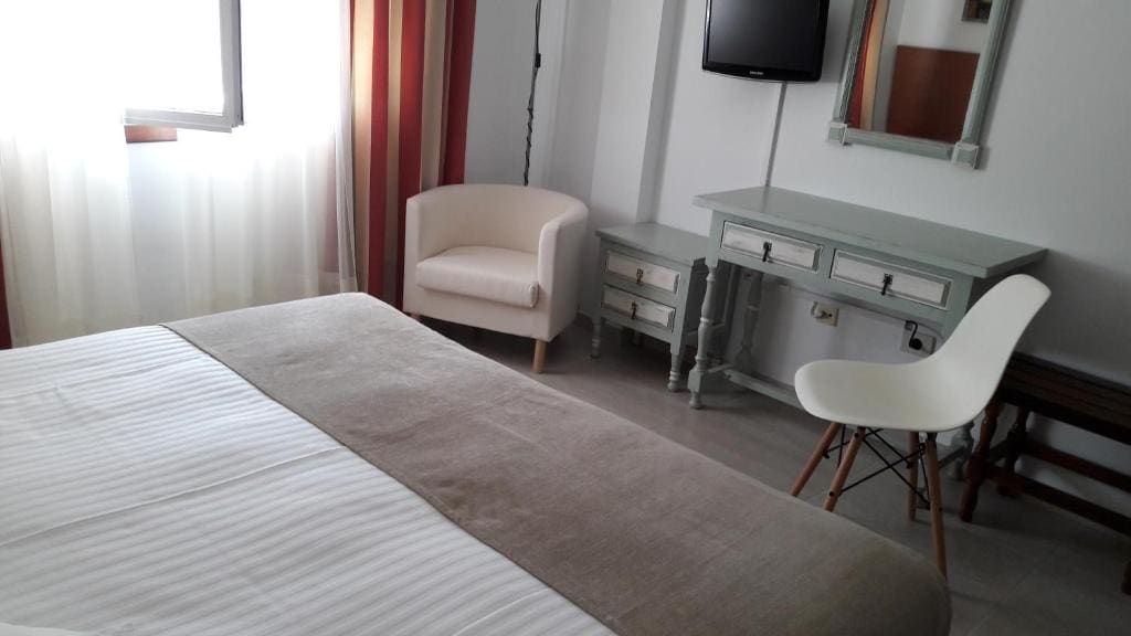 Double Room with Balcony room - Image 2