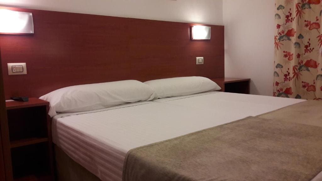 Economy Quadruple Room room - Image 3