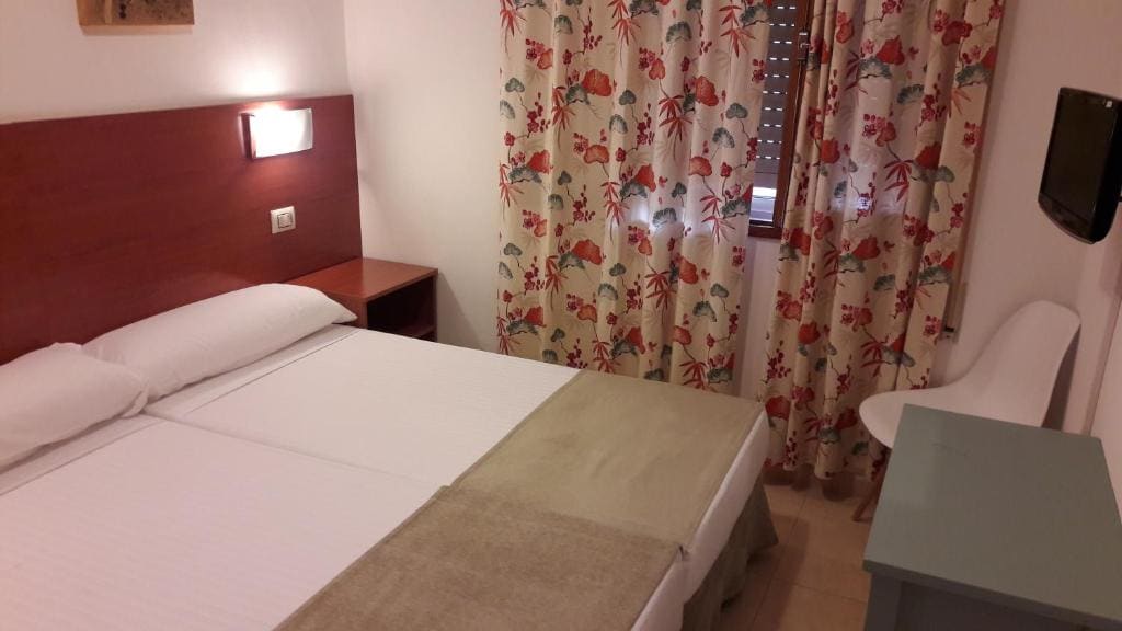 Economy Quadruple Room room - Image 2