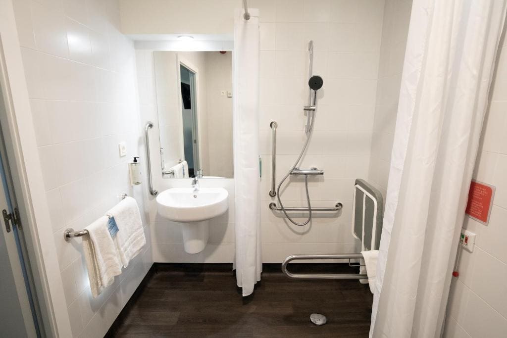 Double or Twin Room - Disability Access room - Image 3