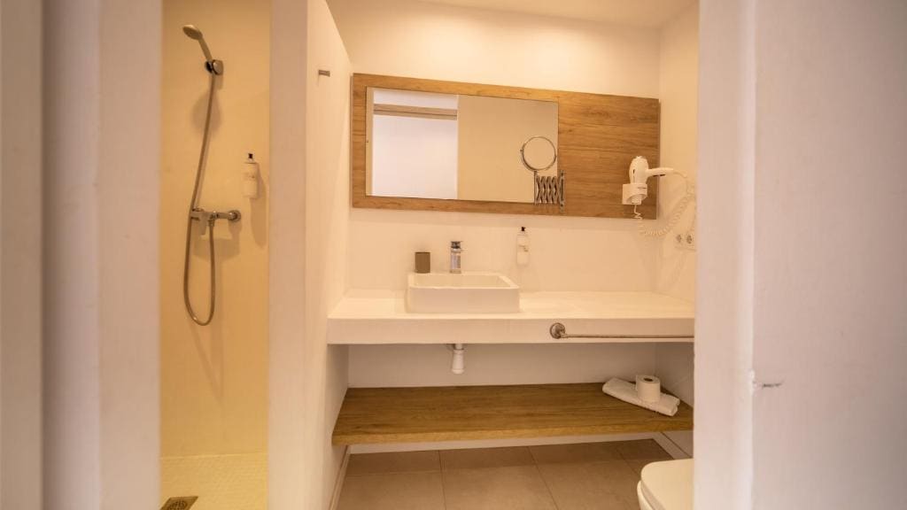 Quadruple Room with Balcony room - Image 3