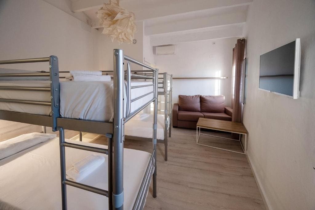 Superior Quadruple Room room - Image 3