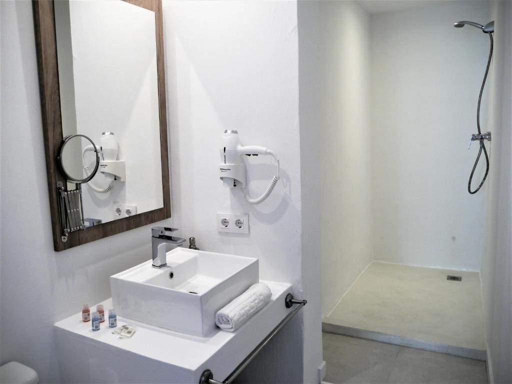 Superior Quadruple Room room - Image 2