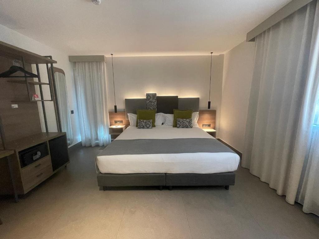 Executive Suite room - Image 3