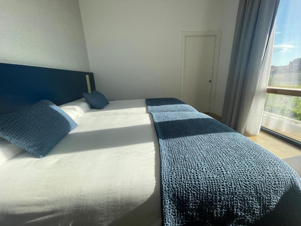 Deluxe Twin Room room - Image 2