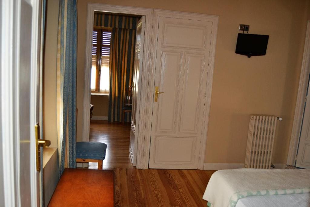Standard Family Room room - Image 2