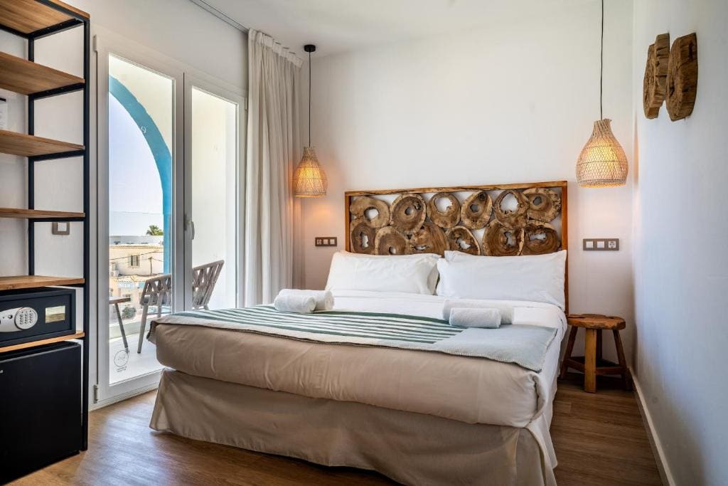 Deluxe Double Room with Balcony and Sea View room - Image 3