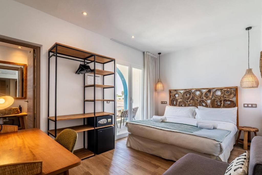Deluxe Double Room with Balcony and Sea View room - Image 2
