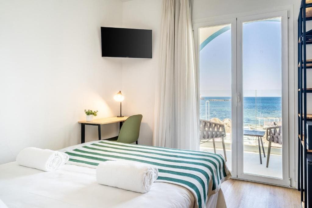 Double Room with Balcony and Sea View room - Image 3