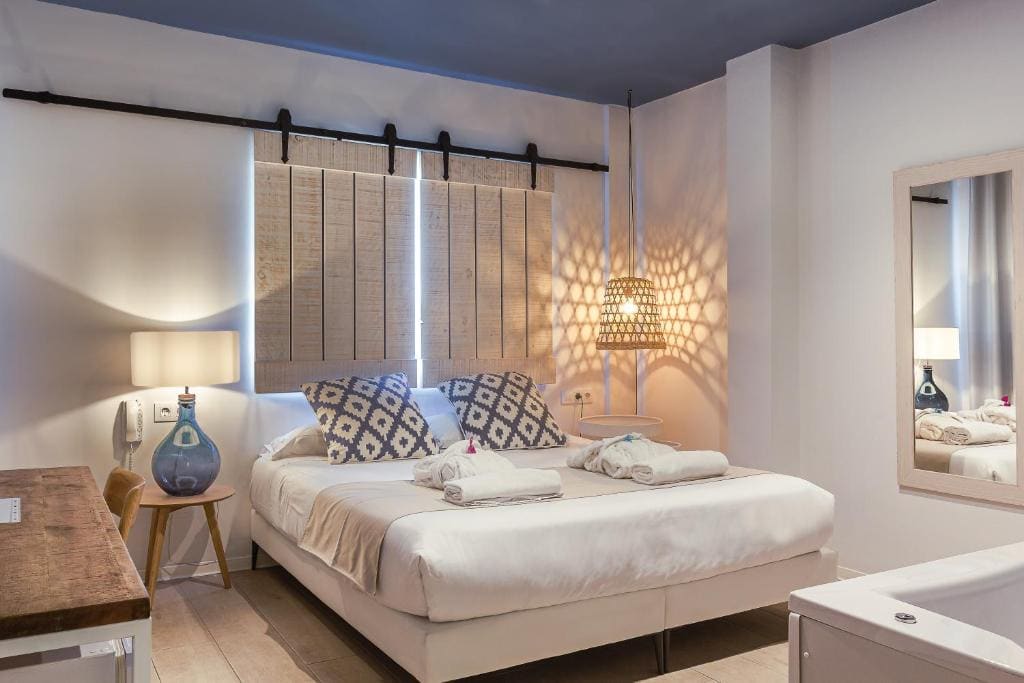 Deluxe Double Room with Spa Bath room - Image 1