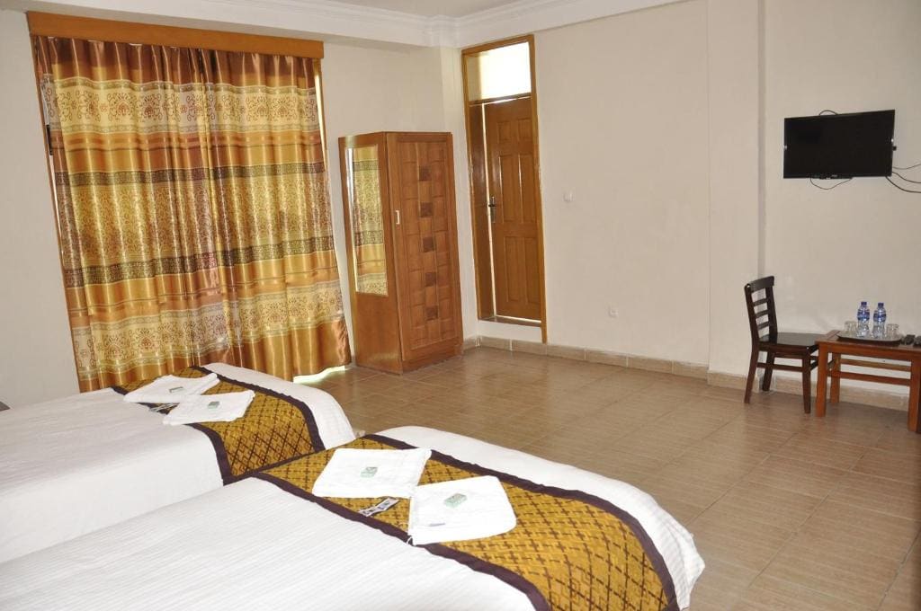 Twin Room with Bathroom room - Image 3