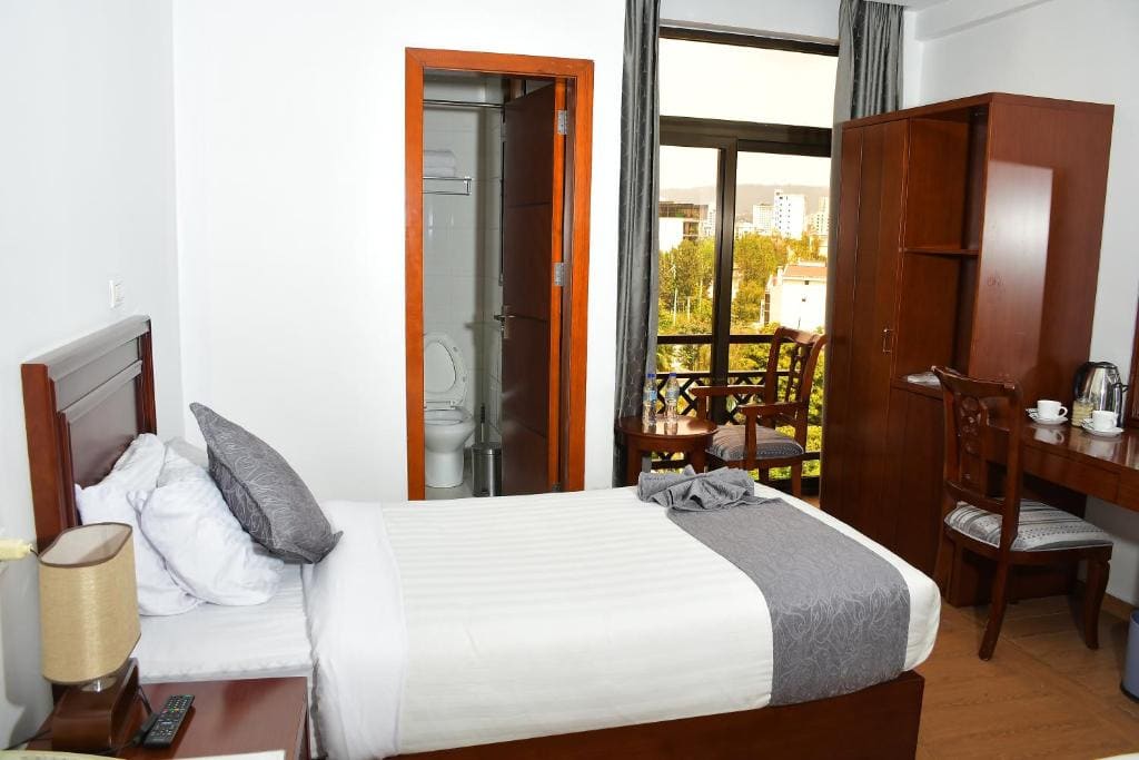 Twin Room with Balcony room - Image 3