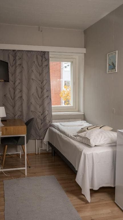 Twin Room with Shared Shower room - Image 3