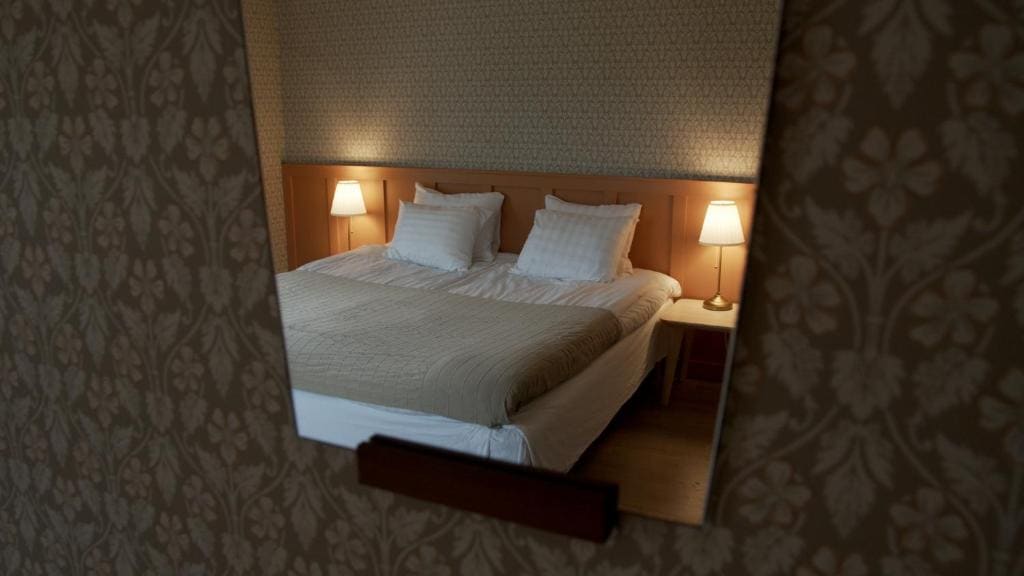 Double Room with Shared Bathroom room - Image 2