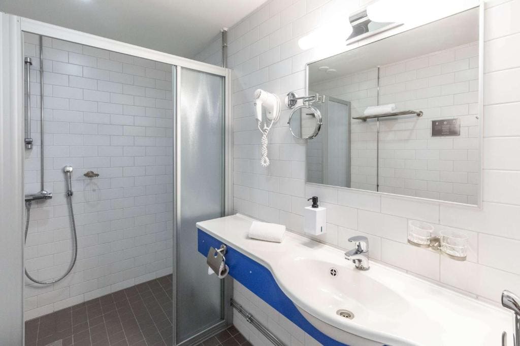 Superior Twin Room room - Image 3