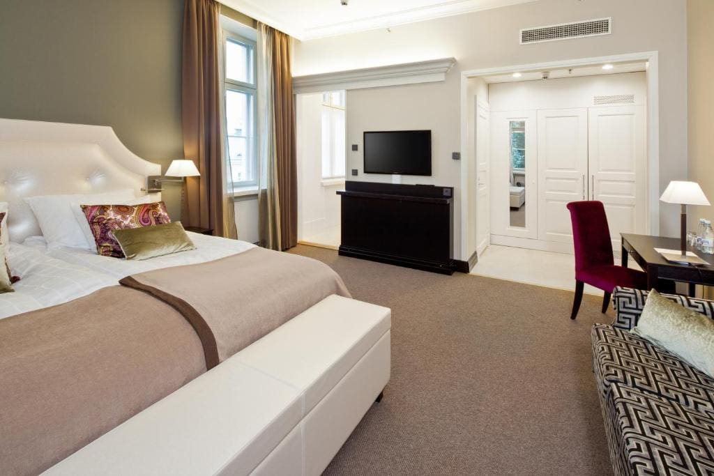 Superior King Room - Castle Building room - Image 2