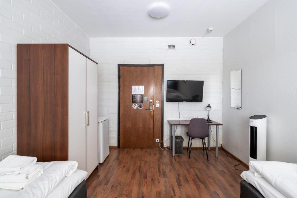 Standard Twin Room with Shared Bathroom room - Image 2