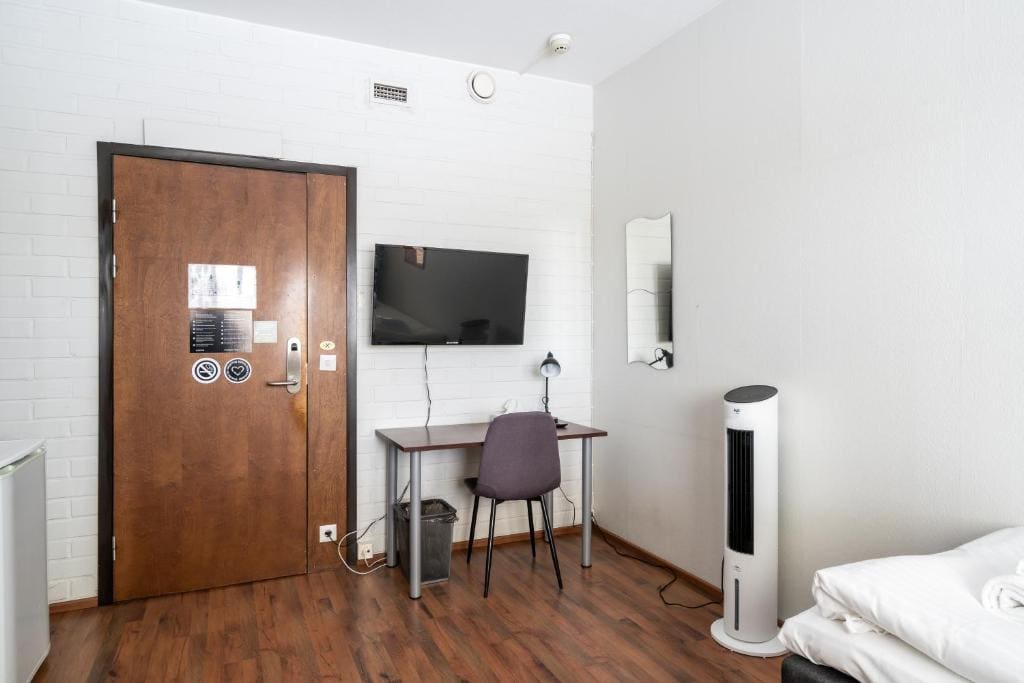 Standard Twin Room with Shared Bathroom room - Image 3