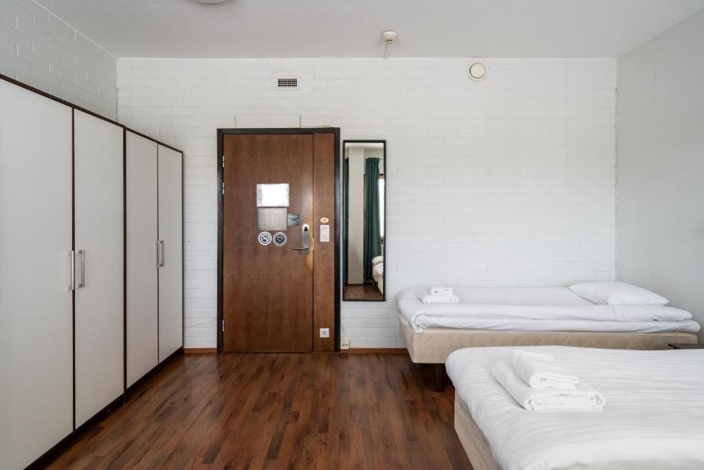 Triple Room with Shared Bathroom room - Image 3