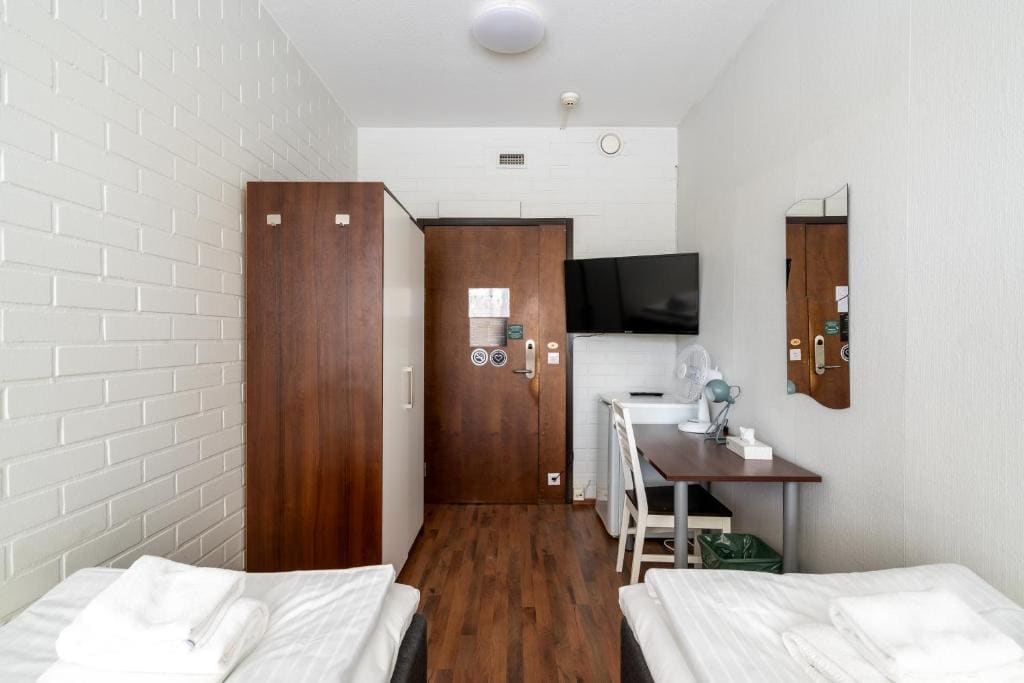 Twin Room with Shared Bathroom room - Image 3