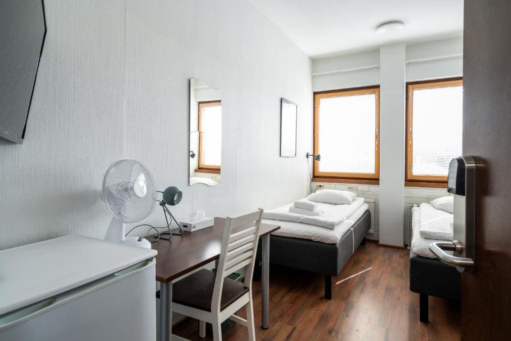 Twin Room with Shared Bathroom room - Image 2