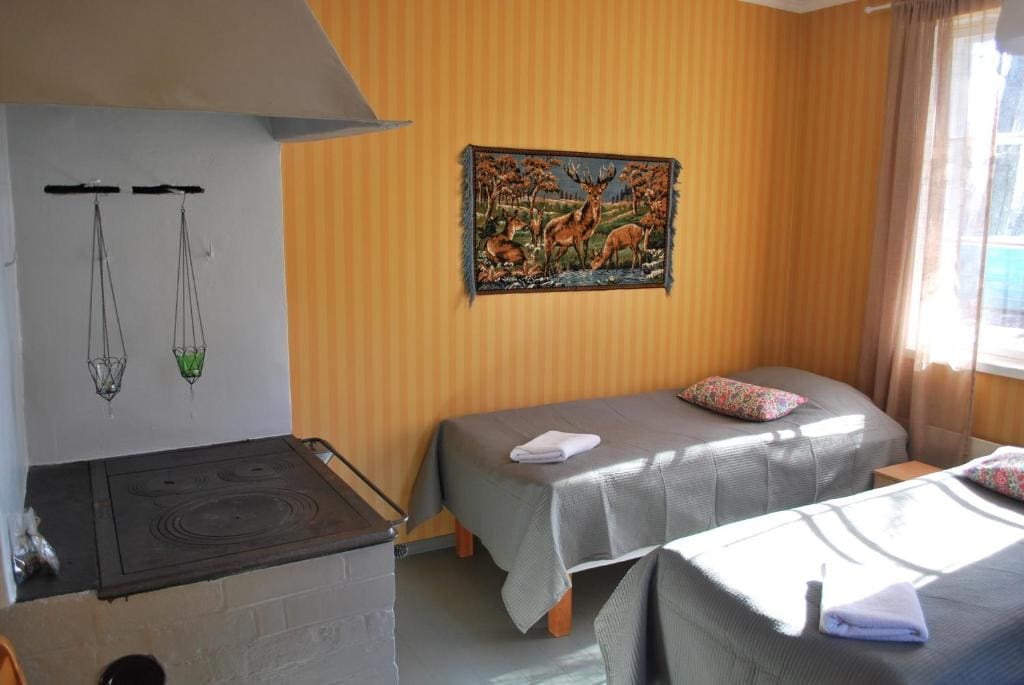 Twin Room with Shared Bathroom room - Image 3