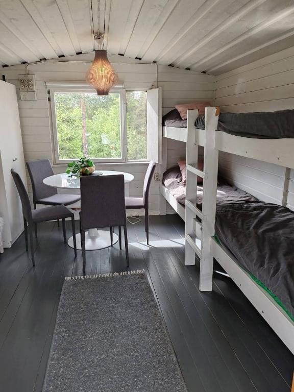 Cottage with Shared Bathroom room - Image 3
