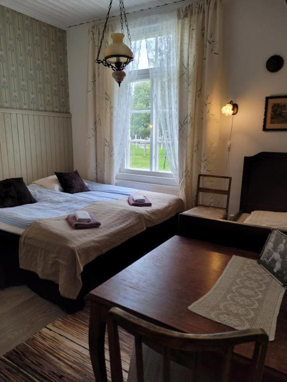Deluxe Double Room with Shower room - Image 3