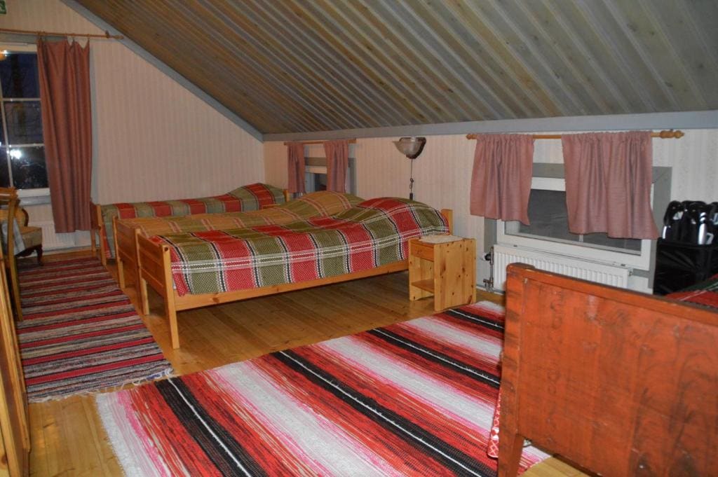 Basic Triple Room with Shared Bathroom room - Image 2