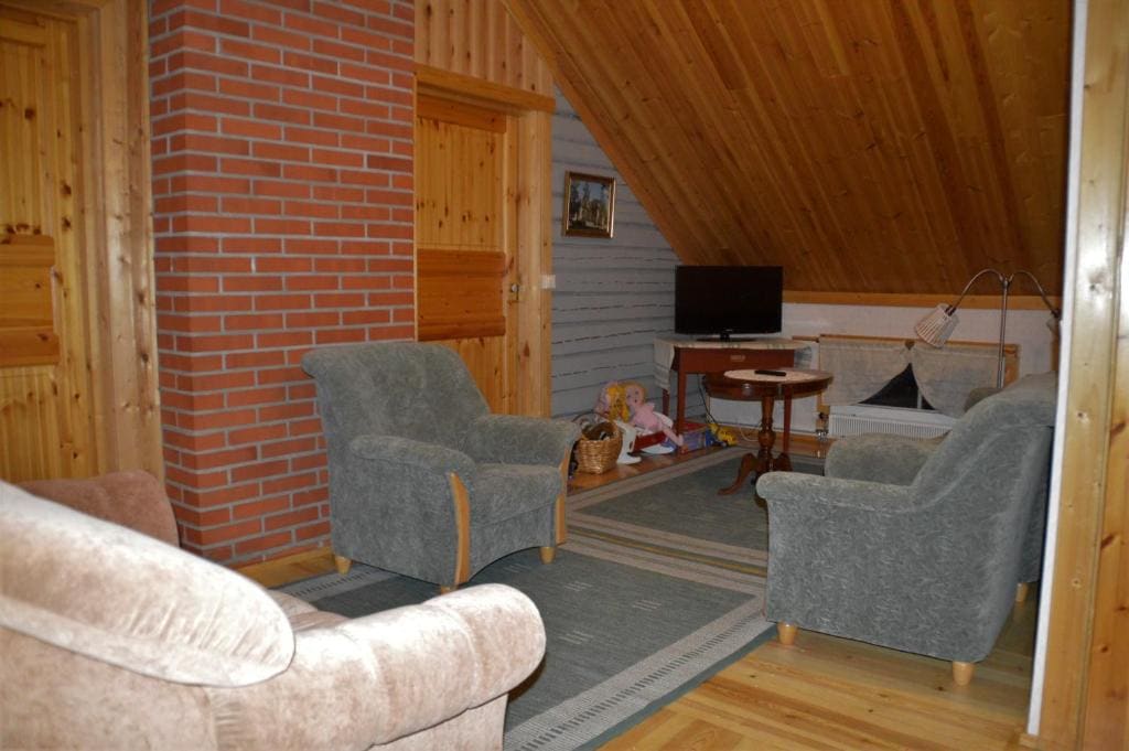 Family Room with Shared Bathroom room - Image 2