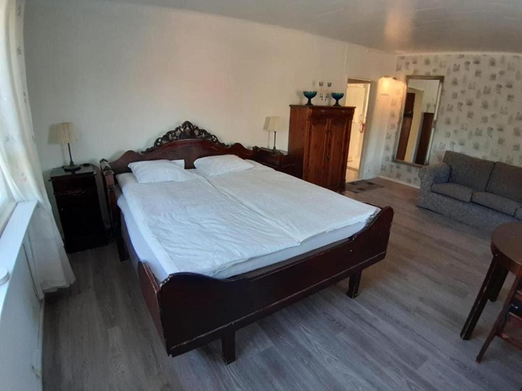 Basic Triple Room with Shared Bathroom room - Image 1