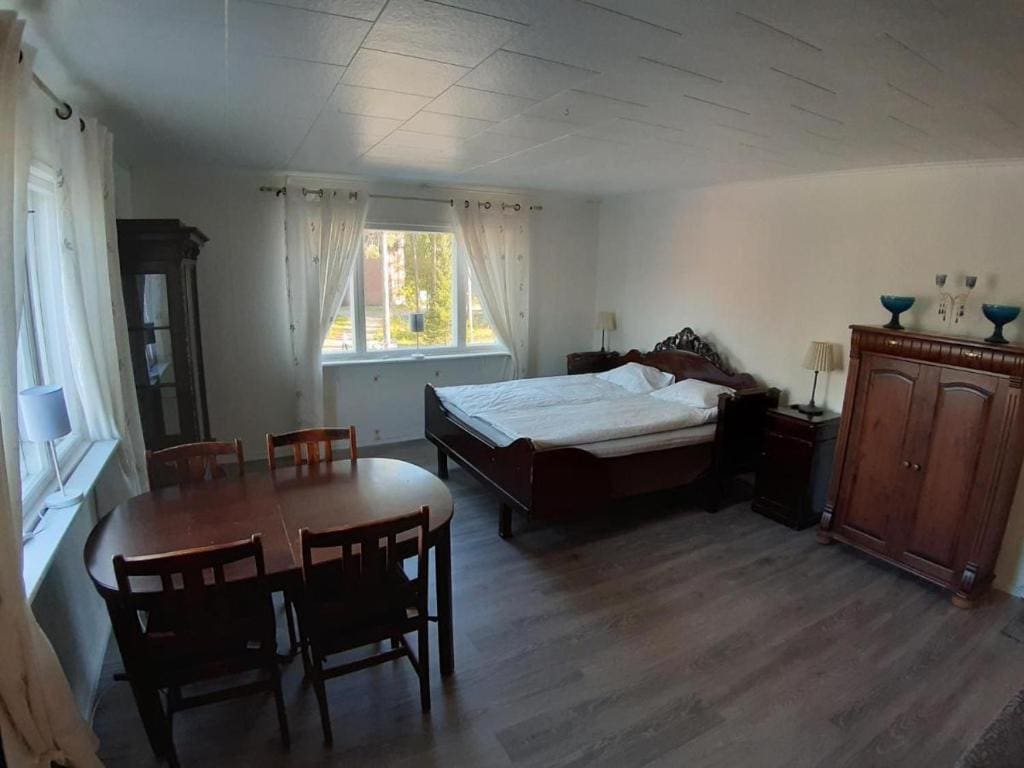Basic Triple Room with Shared Bathroom room - Image 2