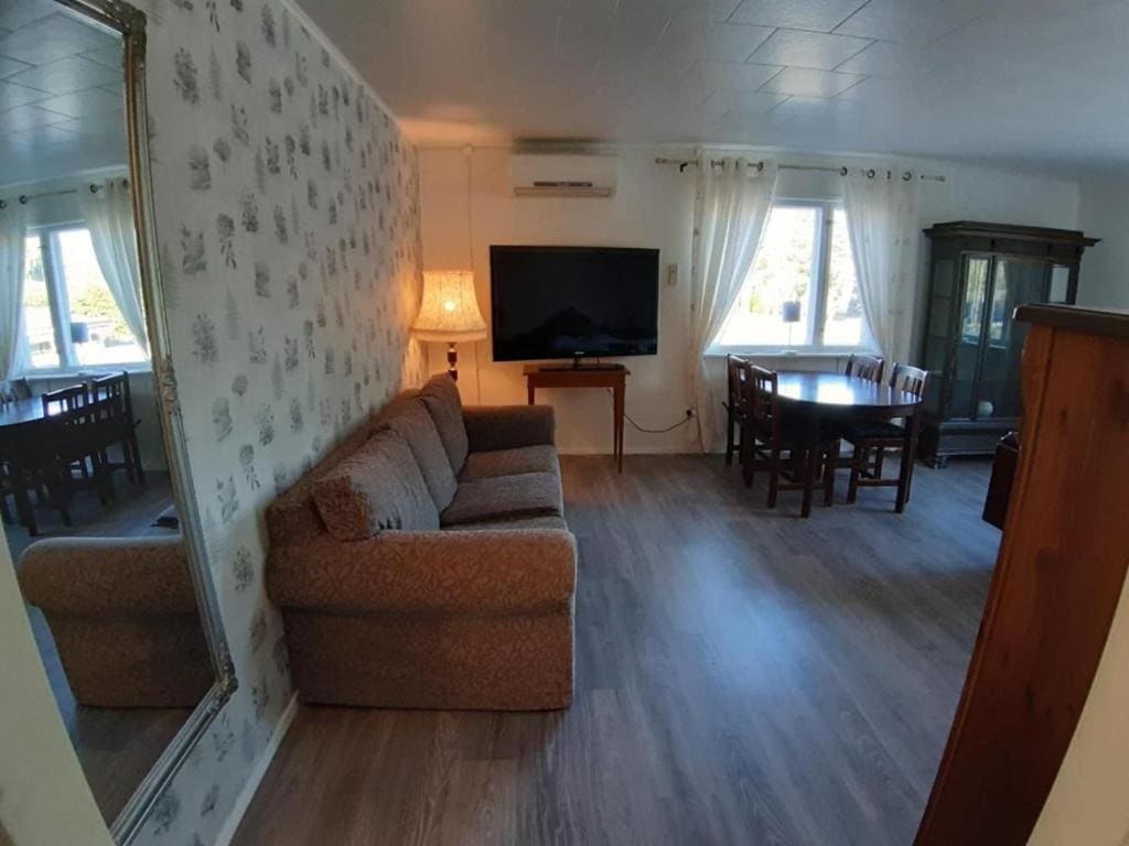 Basic Triple Room with Shared Bathroom room - Image 3