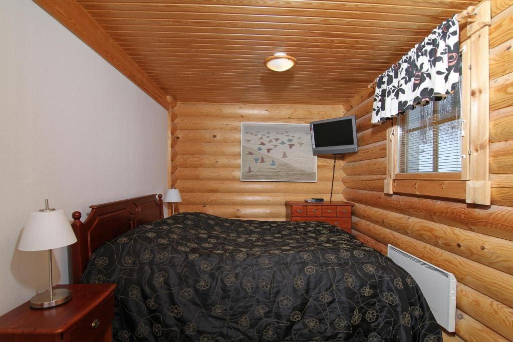 One-Bedroom Cottage with Sauna (Karhunpesä) room - Image 2