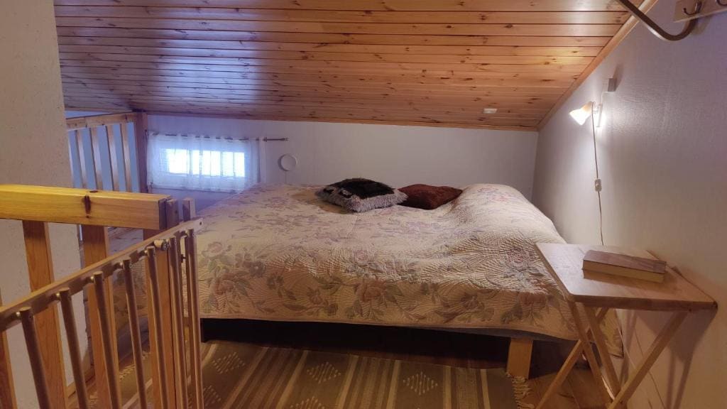 One-Bedroom Loft Apartment with Balcony room - Image 3
