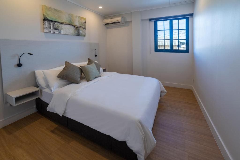 One-Bedroom Apartment room - Image 1