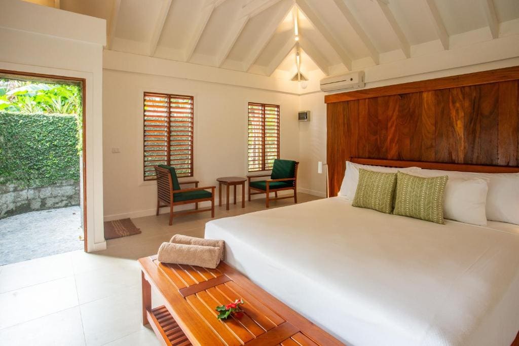 Deluxe Oceanfront Villa room - Image 2